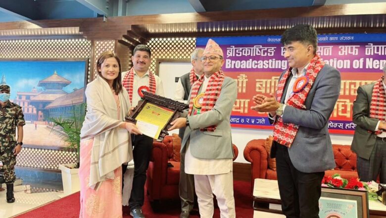 गुल्मीकी अतिता खत्री उत्कृष्ट रेडियो पुरस्कारबाट  सम्मानित