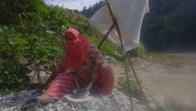 रिडीबजारका मजदुरकाे पीडा कहिले आउला सँगि हाे हामी दुखिका सुखका दिन