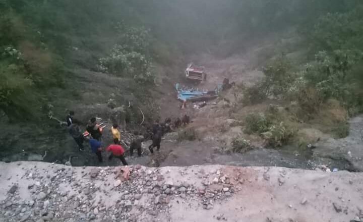 मनकामना जाँदै गरेको बस नवलपरासीमा दुर्घटना, ५ जनाको मृत्यु