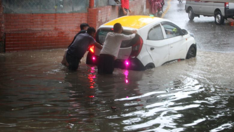 झरीले काठमाडौं जलमग्न, सवारी आवागमन प्रभावित
