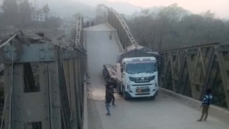 दुम्कीबासमा ट्रक सहित पुल भाँचिदा पूर्वपश्चिम राजमार्ग ठप्प