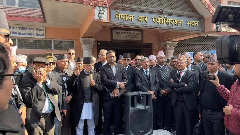 वकिल माथि आक्रमणको विरोधमा कालो पट्टी बाँधेर  प्रदर्शन