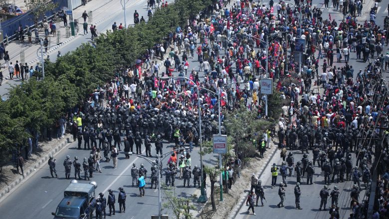 तीनकुनेमा राजावादी समूह र प्रहरीबीच झडप
