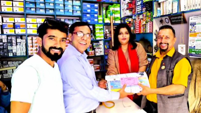नववर्षको शुभकामना तथा पात्रो वितरण गर्न अध्यक्ष व्यवसायीहरूका पसलमा
