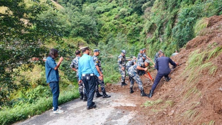 पहिराले गुल्मीको रिडी-तम्घास सडक अवरुद्ध