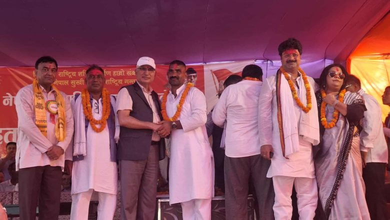 रूपन्देहीका दुई गाउँपालिकाका पूर्वअध्यक्ष लगायत एमालेमा प्रवेश: उपाध्यक्ष पौडेलले गरे स्वागत