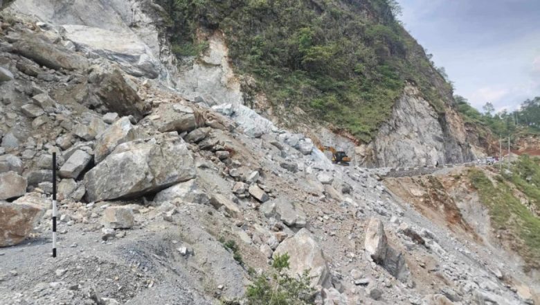 अविरल वर्षाका कारण गुल्मीमा दुई मुख्य सडक पूर्णरूपमा अवरुद्ध