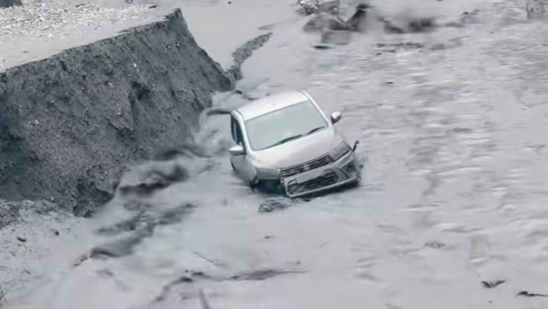 गुल्मीको सत्यवतीमा खोलाले कार बगायो, एक्साभेटरको सहायताले निकालियो