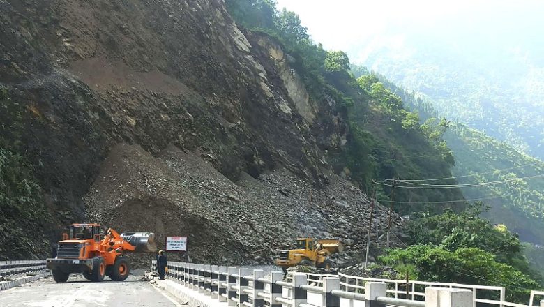 मुग्लिन–नारायणगढ सडक खुलाउने प्रयास चल्दै, यात्रु दुई रातसम्म सडकमै अलपत्र