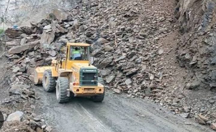 अविरल वर्षासंगै देशभरका यी सडक छन् अवरुद्ध (सूचिसहित)