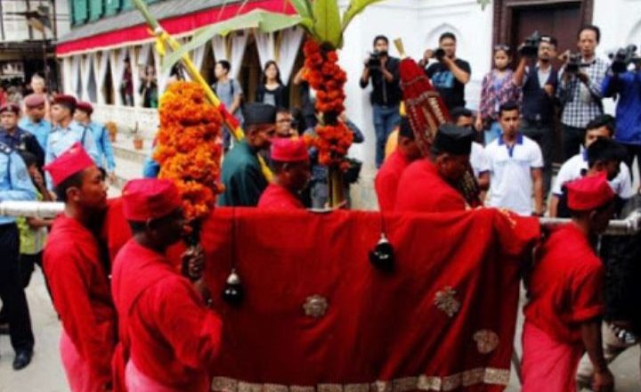 आज शास्त्रीय विधिअनुसार घरघरमा फूलपाती भित्र्याइँदै