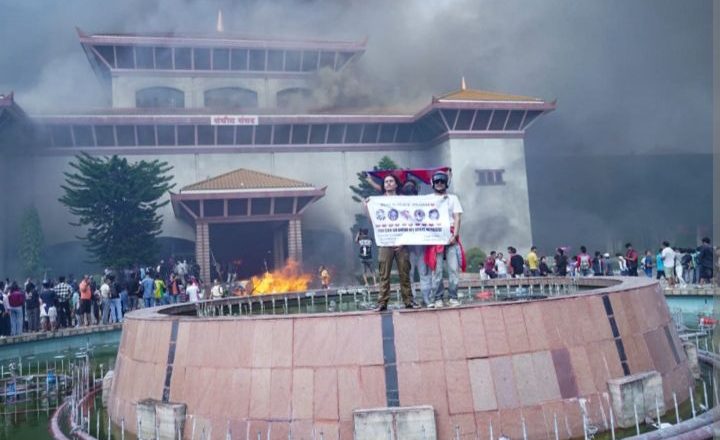 प्रमुख नेताहरू घरबारविहीन, पार्टी कार्यालय खरानी
