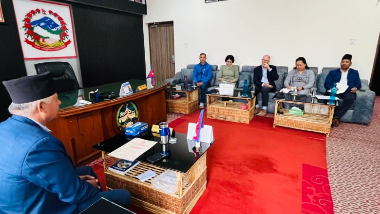 मुख्यमन्त्री आचार्य र बेलायती प्रतिनिधि एन्ड्रु लङबीच भेटवार्ता, सुशासन र सहकार्यका विषयमा छलफल