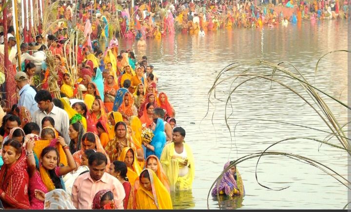 छठको मुख्य दिन आज, अस्ताउँदो सूर्यलाई विधिपूर्वक अर्घ दिइँदै