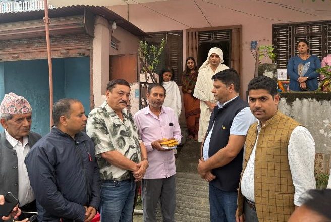 आन्दोलनमा मृत्यु भएका मजदुर नेता स्व.कमल गौतमको परिवारलाई उद्योगीहरुको सहयोग
