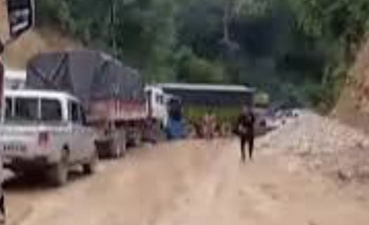 शीतलहरले सडक चिप्लो हुंदा दाउन्नेमा सोमबारदेखि यात्रुहरु अलपत्र