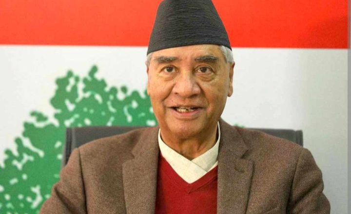 आफू निकट पदाधिकारी र कानुन व्यवसायीसँग छलफल गर्दै शेरबहादुर देउवा