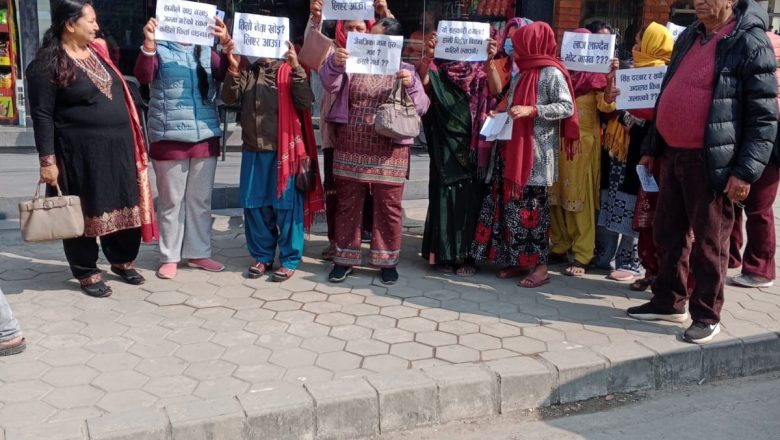 रास्वपा उमेदवारको घरदैलोमा पीडितको प्रदर्शन