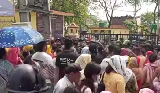 युवतीलाई जिउँदै जलाउनेलाई फाँसीको सजाय माग गर्दै नेपालगंज सडकमा उत्रिए स्थानीय