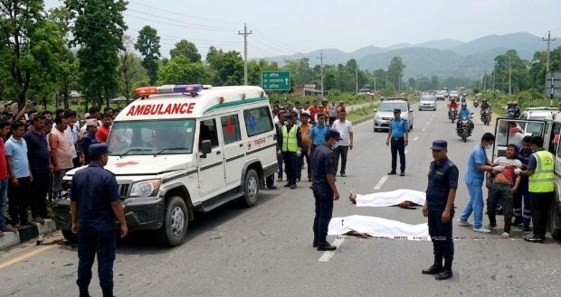 सडकमा पैदल हिँडेका ४ जनालाई एम्बुलेन्सले दियो ठक्कर, दुई जनाको गयो ज्यान