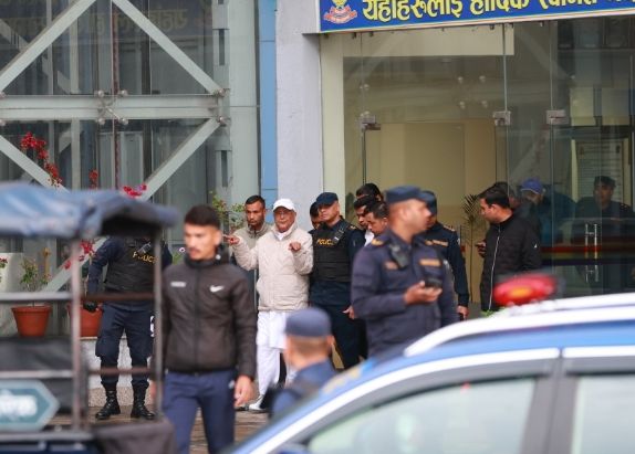 १३ दिनपछि छुटे ओली र लेखक: प्रहरीले आफन्तको जिम्मा लगायो