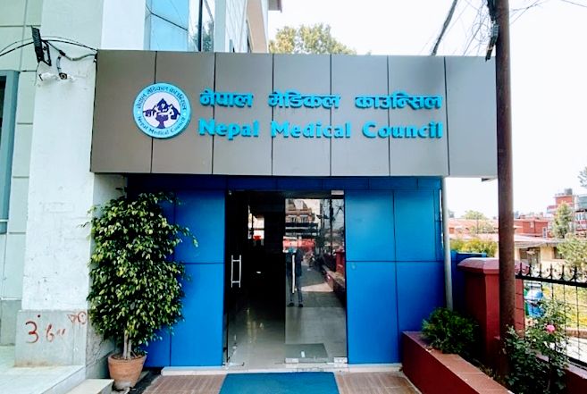 नागरिकता परित्याग गरेका १७ चिकित्सकको लाइसेन्स खारेज