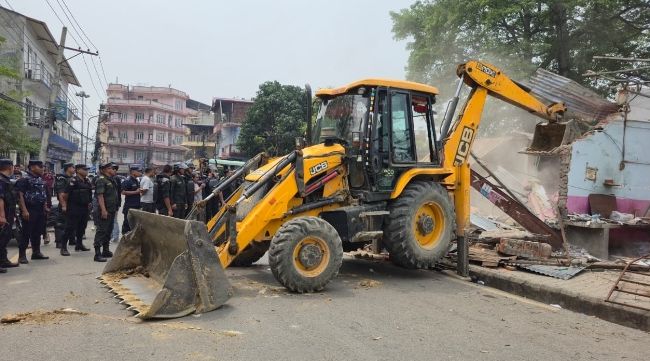 बुटवल उपमहानगरमा सरकारी जग्गामा बनेका घर टहरा हटाइँदै