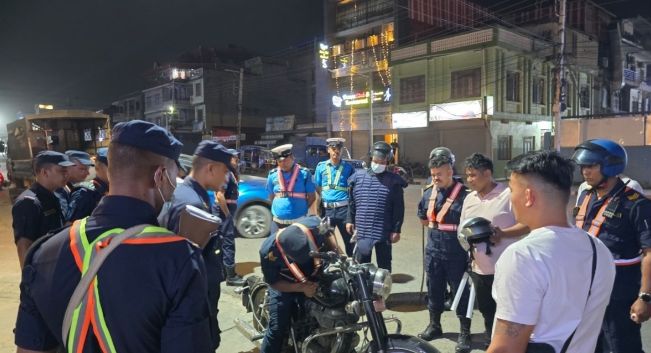 बुटवलमा प्रहरीको ‘अपरेशन साइलेन्ट स्ट्रिट’: करिब दुई दर्जन मोटरसाइकल नियन्त्रणमा