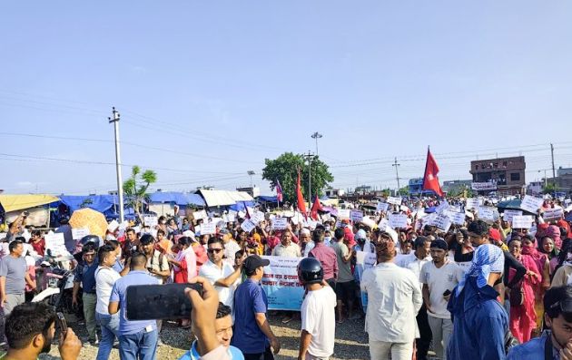 ‘गरिबलाई बाँच्न दे’ भन्दै रूपन्देहीमा सरकारविरुद्ध प्रदर्शन