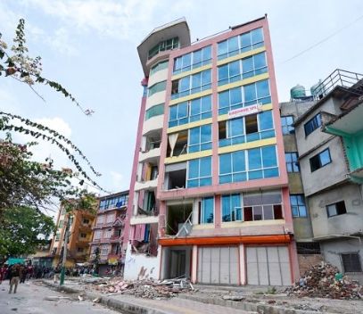 लालपुर्जा भएको घर पनि मापदण्ड विपरीत रहेकोले चल्यो डोजर
