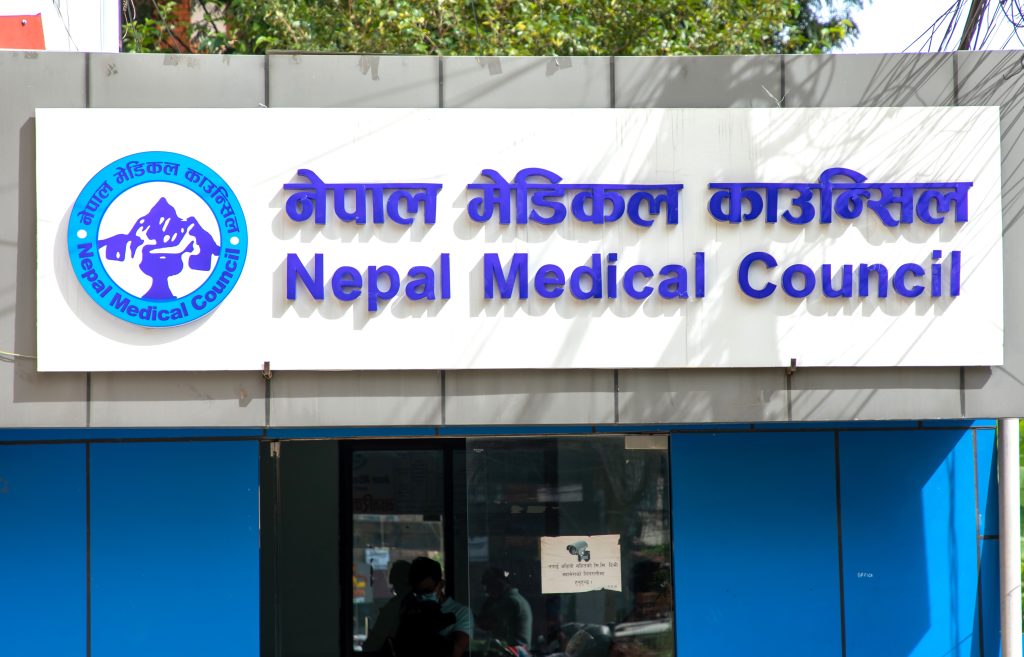 अवैध रुपमा नामका अघि ‘डाक्टर’ लेख्नेलाई कारबाही हुने