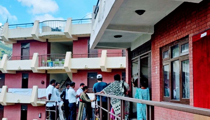 ठाउँ नदेखाइ, होल्डिङ सेन्टर नछाड्ने सुकुमवासीको अडान