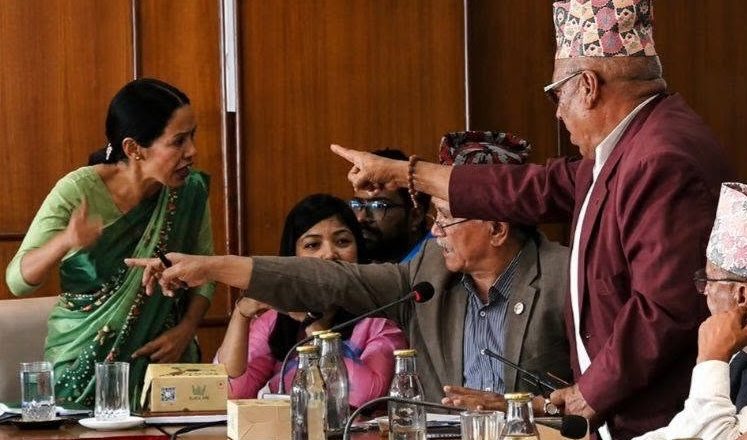 बञ्चरेडाँडाको फोहोर व्यवस्थापन : आशिका तामाङ र जनप्रतिनिधिबीच चर्काचर्की