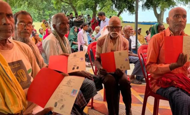 ५८ वर्षपछि रोहिणीका २ सय ७१ परिवारले पाए लालपुर्जा