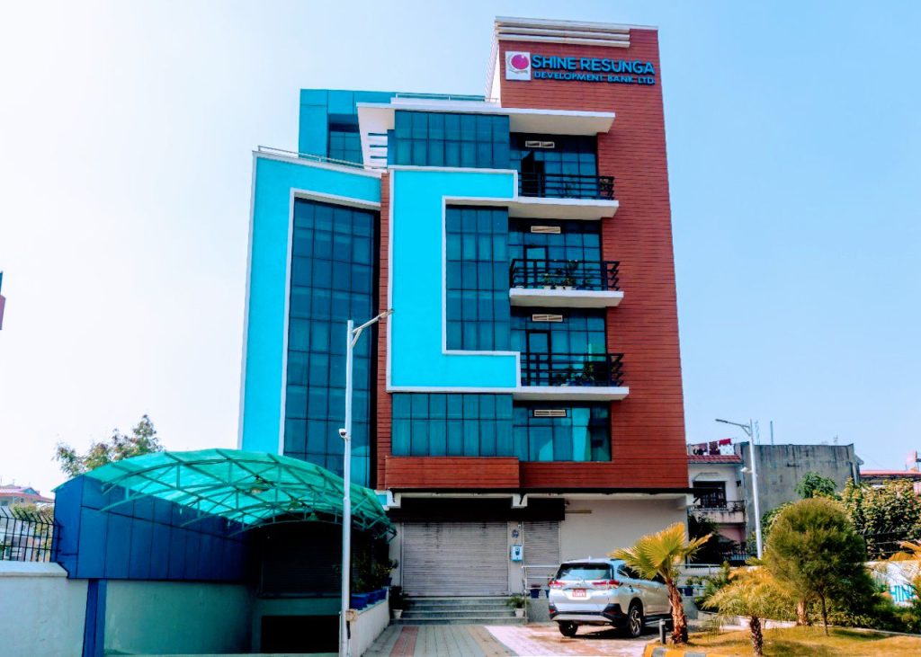 बाढी प्रभावितलाई शाइन रेसुङ्गा बैंकद्वारा ६५ लाख सहयोग