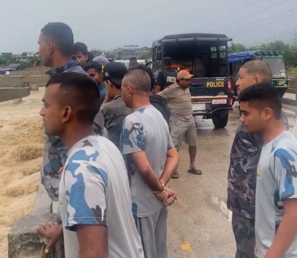 तिनाउमा वहाव बढ्दै गएपछि जोखिमयुक्त क्षेत्रका वासिन्दालाई होल्डिङ सेन्टरमा सारियो