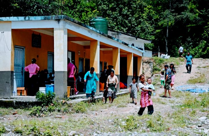 ३३ होल्डिङ सेन्टरमा २४ सय १८ बाढीपीडित : खानेपानी मुख्य समस्या, महामारीको जोखिम