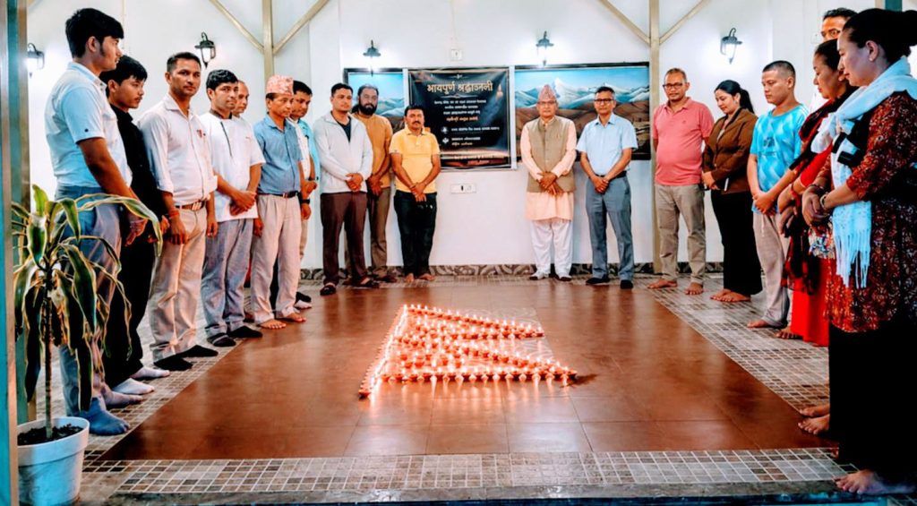 बाढीमा ज्यान गुमाउनेको सम्झनामा द एसआर होटल द्वारा दीप प्रज्वलन