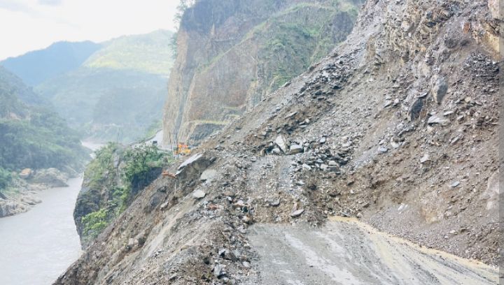 पहिरोले विभिन्न राजमार्ग अवरुद्ध, सडकको अवस्था बुझेर मात्र यात्रा गर्न आग्रह